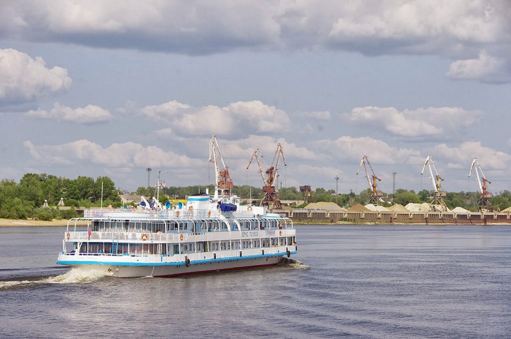 Теплоход на Волге у Нижнего Новгорода